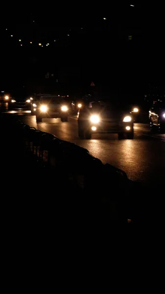 Luces de tráfico nocturno en movimiento, disparadas con copyspace — Foto de Stock