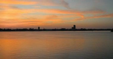 Günbatımı Timelapse. Yaz gün batımı cityscape panorama 4k zaman atlamalı.