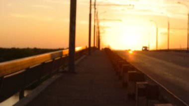 Sadece bir araba, ufuk görüntüleri ile ıssız yol doğru yavaş çekim pan