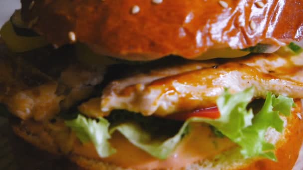 Hermosa hamburguesa de pollo sabroso se convierte — Vídeo de stock