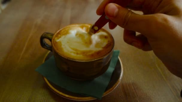 Person mischt Cappuccino-Kaffee — Stockvideo