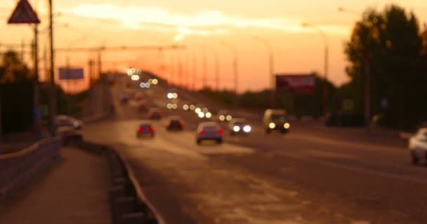 Overpass della città al calar della notte skyline e sentieri di traffico all'incrocio autostradale — Video Stock