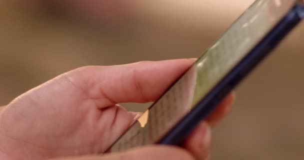 Closeup tiro de mãos de mulheres com smartphone. Leitura feminina e mensagens de texto em touchphone tiro portátil — Vídeo de Stock