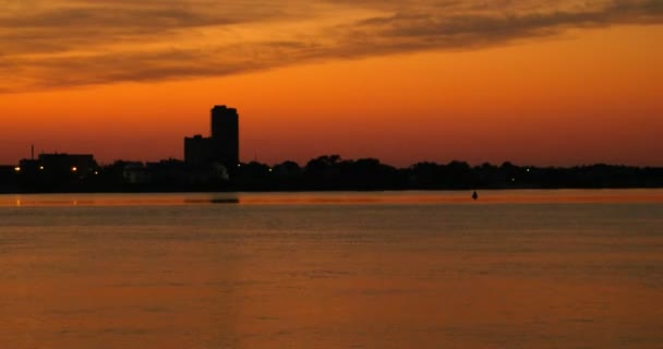 Sommer Sonnenuntergang Stadtpanorama 4k Zeitraffer. Sonnenaufgang über der Skyline — Stockvideo