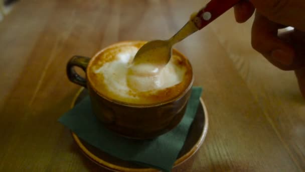 Člověk hrát s pěnu cappuccino — Stock video