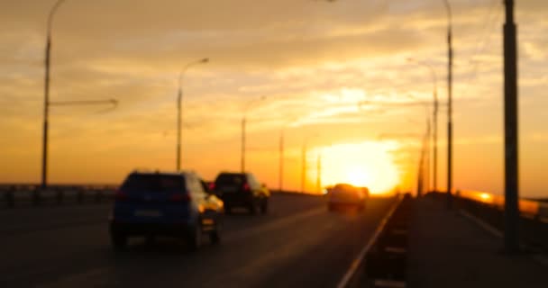 Sonnenuntergang Verkehr auf Überführung — Stockvideo