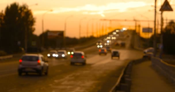 Många pendlare bilar flytta på överfart vid solnedgången — Stockvideo
