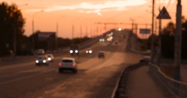 现代城市道路在日落的场景。许多模糊的汽车 — 图库视频影像
