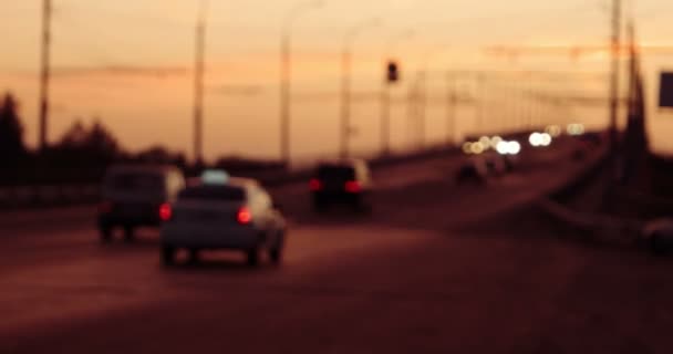 Hyperlapse a felüljáró homályos autókkal, naplemente — Stock videók