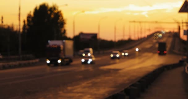 Snelweg verkeer wazig moderne stad weg scène bij zonsondergang — Stockvideo