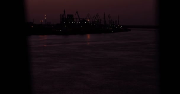 Seehafen in der Nacht mit Booten nach links, dann nach rechts, durch Fenster mit Vorhängen geschossen — Stockvideo