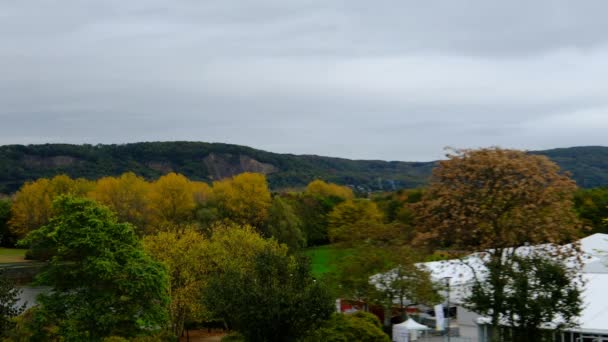 Flujo de las nubes en otoño mountine bosque cinemagraph — Vídeo de stock