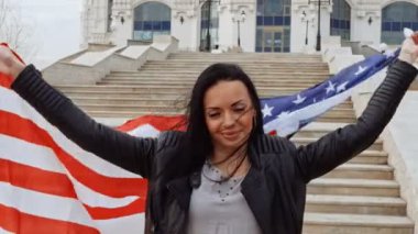 Latin kız bize elinde bayrak wavinf ile
