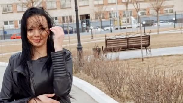 Young latino woman walking in autumn park in leaser jacket and smiling — Stock Video