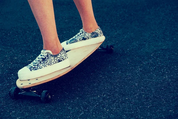 Vista lateral da mulher pernas skate com copyspace, skate ao nascer do sol da cidade — Fotografia de Stock