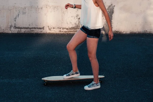 Девушка на скейтборде в скейт-парке готова двигаться вперед — стоковое фото