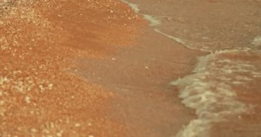 Kum plajındaki tropikal denizin dalgaları