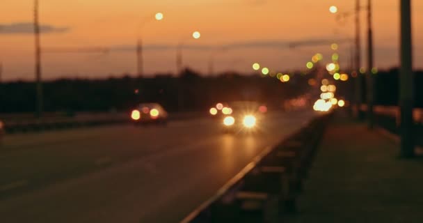 Tráfego de passageiros na estrada noturna em frente ao céu do pôr do sol — Vídeo de Stock