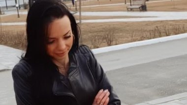 Soğuk havada yürüyüş leaser ceketi giyen kız