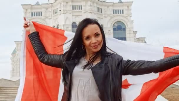Девушка с канадским флагом веселится — стоковое видео