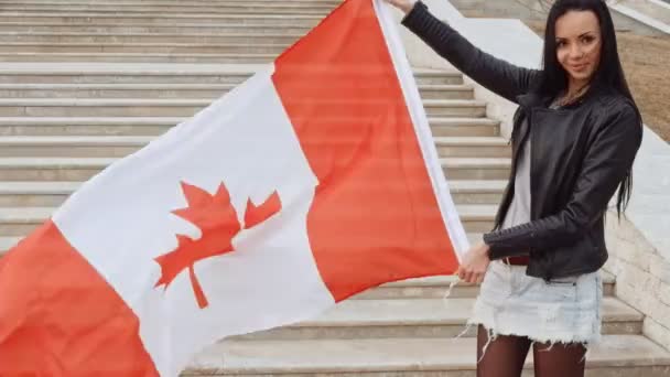 Kanada bayrağını sallayan mutlu kadın merdivenlerin önünde yukarı doğru gidiyor. — Stok video