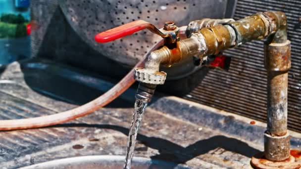 Veralteter Wasserhahn geöffnet und Wasser ausgegossen, Wassermangel in unentwickelten Ländern — Stockvideo