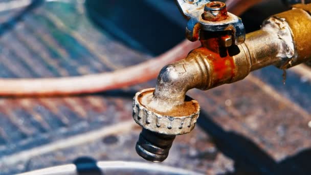 Persona swith en grifo de agua usado viejo cubierto con óxido — Vídeo de stock