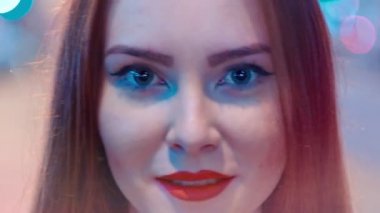 Genç kız yüz gece şehirde closeup