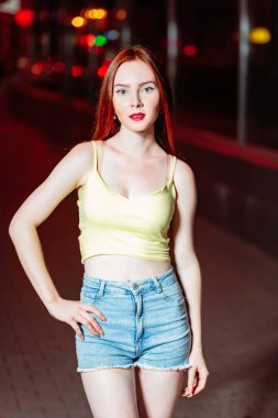 Gece şehir ışıkları bokeh karşı caddenin poz genç güzel kadın