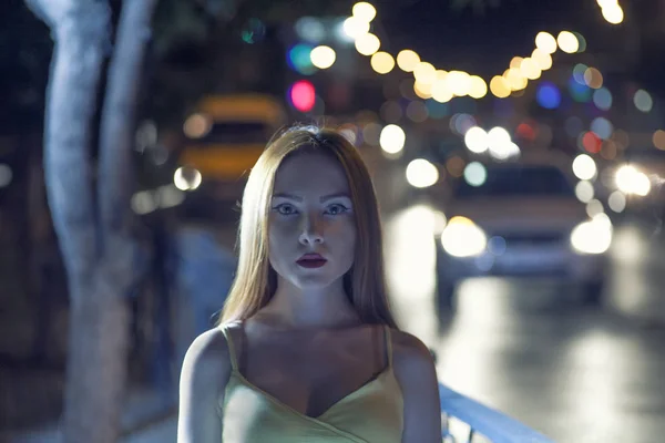 Young women in night street. Defocused carlights. — Stock Photo, Image