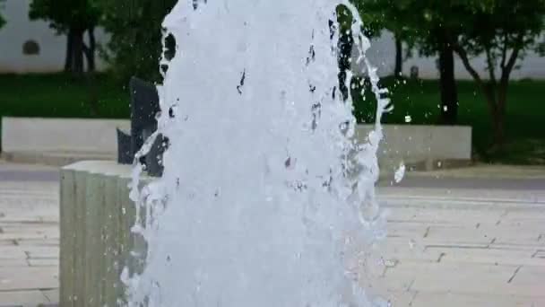 Современный фонтан в замедленной съемке — стоковое видео