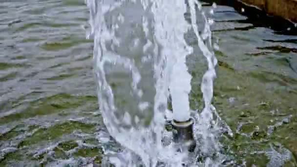 Fontein jet uitstorten van water in slow motion — Stockvideo