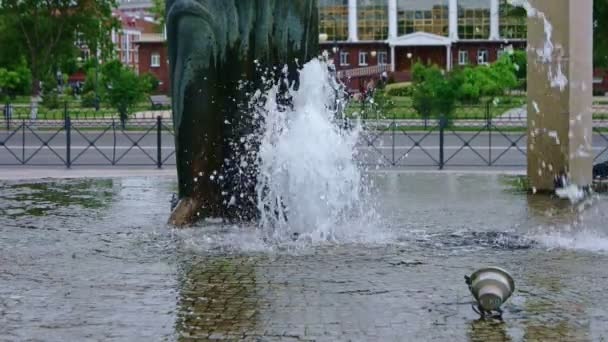 Замедленная съемка городского фонтана — стоковое видео