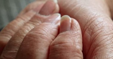 Bkz: avucunun ve biz kıdemli kadın açık ayarla tablet. Yaşlı kadın Palm'da çok hap var ki. Makro çekim.