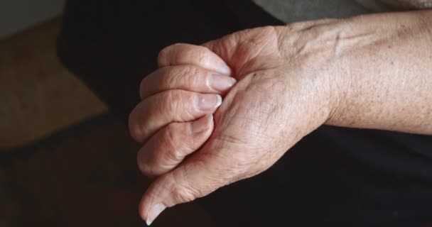 Mujer mayor abriendo la palma de su mano y vemos conjunto de tabletas vista superior. Muchas pastillas en la palma de la vieja. Macro tiro — Vídeos de Stock