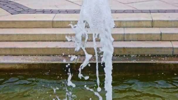 Fuente de chorro de trabajo en cámara lenta delante de las escaleras — Vídeo de stock