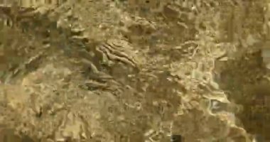 Güneş ışınları ile yapay gölet su yüzeyinde ripples