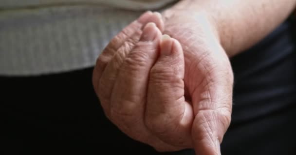 Ηλικιωμένη γυναίκα με φάρμακα. Τα χέρια της μια γιαγιά με χάπια. — Αρχείο Βίντεο