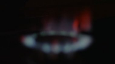 Karanlıkta yanan doğal gaz, odak vardiya odaklı vurdu