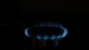 Gaz ateş üstünde o zaman kapalı dönüm karanlıkta