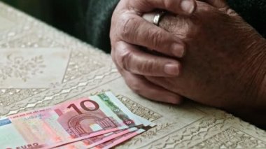 Elleri olan bazı Avrupa Lirası üstünde üst düzey kadın masada