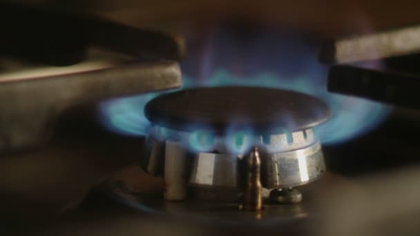Estufa de gas funcionando y apagándolo — Vídeo de stock