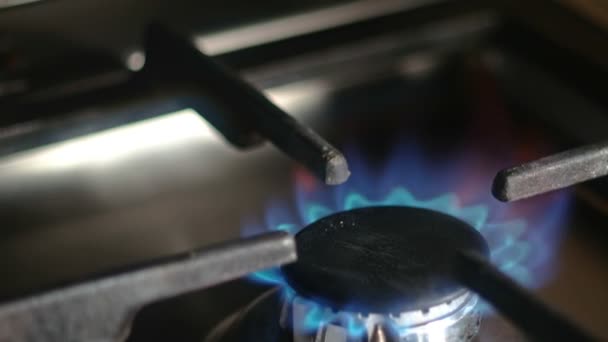 Närbild av arbetande natural gas spis — Stockvideo