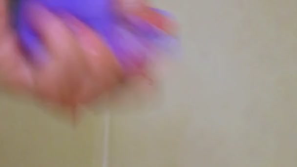 Man spons met schuim wassen. — Stockvideo