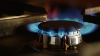 Doğalgaz soba brülör alev kapatın. Gaz bir mutfak gaz sobası yakan.
