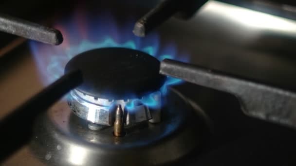 Draaien op de cooktop gasfornuis. Keuken brander inschakelen. — Stockvideo