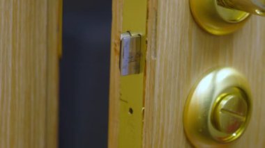 Açık kapı iki trys ile kapanış