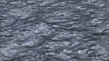 Koyu okyanus yüzeyindeki yumuşak dalgalar