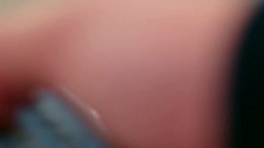 Erkek el tv uzaktan kumanda düğmeye makro