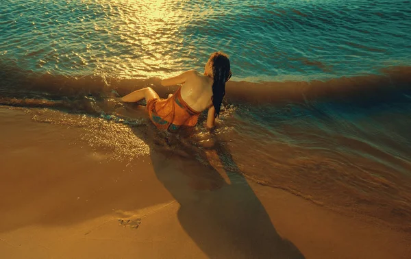 Girl fall down in the coming wave — Stock Photo, Image